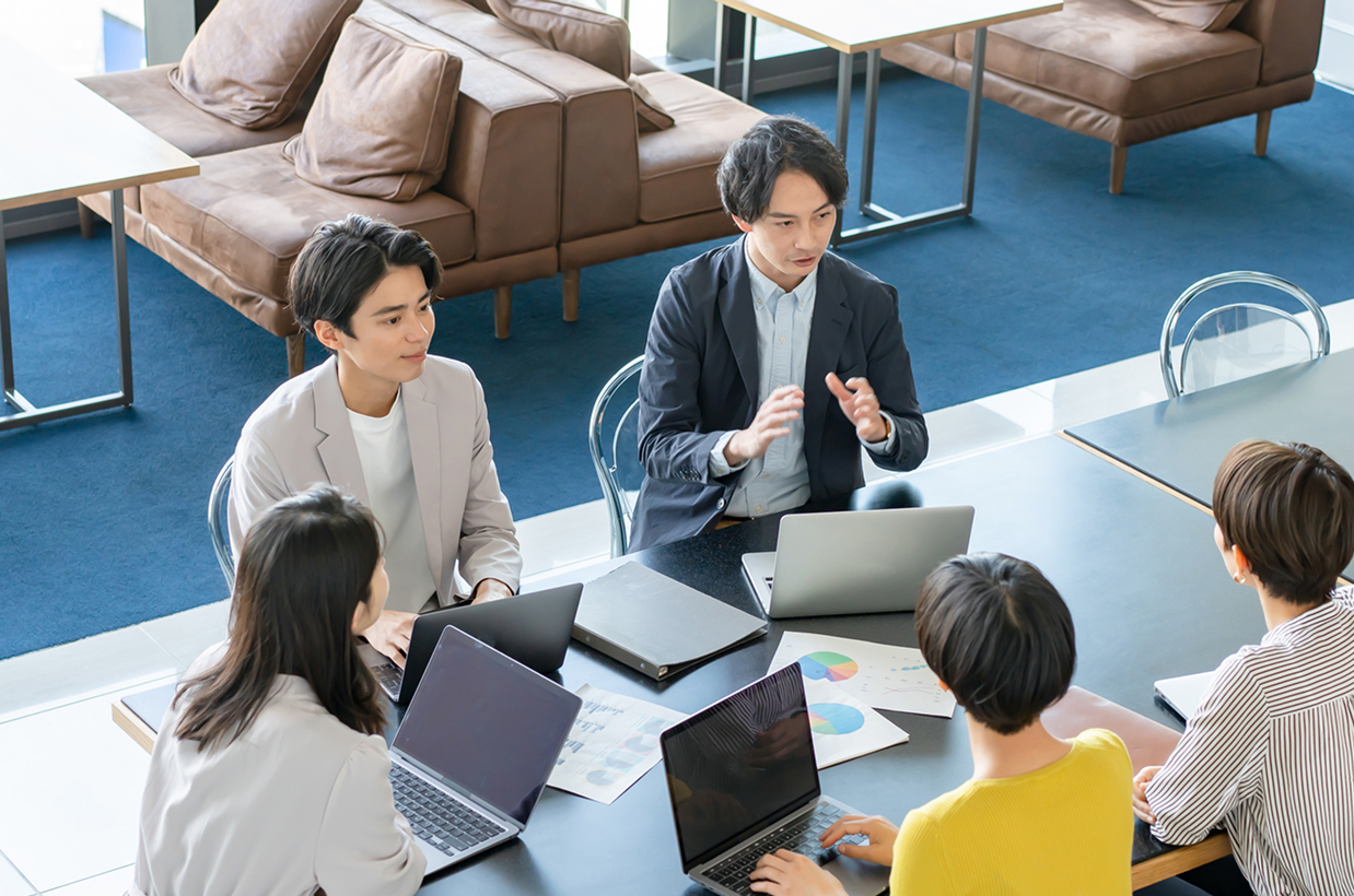会議中の男女